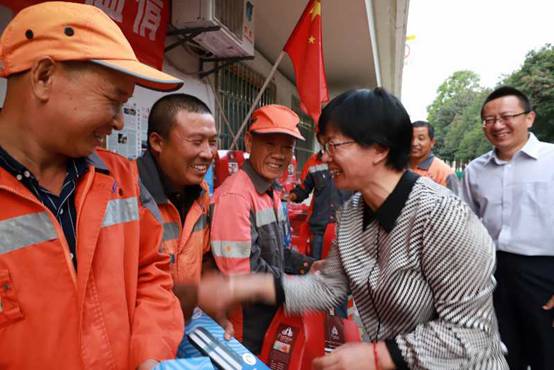 感恩“最美逆行者”,宇通环卫金秋送温暖