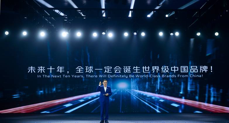 告别2021,走进2022,新的一年已经开启,新的蓝图铺陈就绪。2022年1月1日,长安汽车喜迎首位数字员工“宫”入职!作为中国汽车行业的首位数字员工,“宫”的到来,代表着中国品牌汽车的科技创新发展节点,预示着长安汽车将为用户带来更好的交互体验。同时,以首位数字化员工入职为契机,长安汽车也将开启以智能化、多样性、形象化展现企业动态和文化的新时代! 来自“元宇宙”,惊艳“2060” 2021年,“元宇宙”元年。作为科技变革前沿的新地标,“元宇宙”概念正从科幻小说快速来到人们身边。2021年10月22日,随着长安汽车携手江苏卫视联合打造的,国产原创动漫形象舞台竞演节目《2060》首播,生活在“元宇宙”的V-life虚拟人物,机械义警“宫”也第一次出现在大家眼前。 一头干脆利落的红短发,一身白色的磁悬浮机甲,还有又酷又飒的性格,“宫”一出场就瞬间吸引了人们的注意。虽然在星环城内驾驶长安汽车为其设计的悬浮摩托,负责消除罪恶和混乱,快速解决交通拥堵、确保安全出行是“宫”的主要职责,但自从来到《2060》之后,“宫”也展现出极高的舞台天赋和温柔一面。 无论是高歌一曲《孤独》,还是在双人舞台上,和“弦”强强联手演绎《沧海一声笑》,以及在半决赛与刘维成功合演歌曲《感觉自己萌萌哒》,“宫”不断带给观众新惊喜的同时,也让人们看到虚拟人物的强大实力,更让长安汽车看到首位数字员工的希望。 160周年华诞 加速数字转型 2022年,是长安汽车160周年华诞。站在“第三次创业——创新创业计划”4.0的历史阶段,长安汽车面对新的时代,已决心全面加快向智能低碳出行科技公司转型,将效率和软件能力打造为核心竞争力,打造“新汽车+新生态”产业公司,向世界一流汽车品牌迈进。而在转型路上,来自数字化的支撑尤为关键。 为此,长安汽车在“十四五”期间将着力打造科技公司技术生态,加快构建软件和智能化能力。而首位数字员工“宫”的入职,正是在新技术浪潮带动下,长安汽车的又一次大胆尝试。借助“宫”的虚拟人物身份,长安汽车不仅拥有了进入“元宇宙”的能力,在虚拟形象应用场景越来越多的今天,也打通了与年轻人更深层次的沟通渠道。 通过“宫”,长安汽车将再次拉近与年轻人的距离,实现更高层次的情感共鸣,建立起更紧密的相互关系。未来,随着沉浸式探索设备的日渐成熟,生活在长安汽车“元宇宙”世界的“宫”也将和用户展开更多互动。不止邀请用户进入虚拟世界,实现跨次元见面,而且无论在汽车驾驶室,还是在汽车试验场,或者某个汽车展会上,“宫”都会时刻伴随左右,展现“元宇宙”的无限魅力。 可以预见,随着中国汽车行业首位数字员工在长安汽车入职,在迈向未来数字化转型的道路上,长安汽车必将为国内汽车企业提供新的参考,在开启对“元宇宙”为行业赋能的探索过程中,成为引领中国品牌数字化转型的先导者。为“科技长安 智慧伙伴“再添一抹亮色,为民族汽车工业不断向上持续赋能!