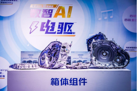 12月28日,“长安启源超级挑战赛-数智AI电驱超凡现场”在成都盛大举行,这也是继重庆极限测试、西藏挑战吉尼斯最高海拔差之后的第三站活动。作为集品牌、技术、产品为一体的平台,长安启源挑战赛带来体验跃迁,使每位用户都成为长安启源的参与者、见证者。此次活动汇聚了长安启源家族的全明星阵容,包括A05、A07、Q05等热门车型,吸引了来自全国各地的专业媒体人和用户组成的强大参赛队伍。通过活动中的超凡101弯道、超凡节奏颠簸路、超凡高音陡坡试乘体验等极限挑战,充分验证了长安启源数智AI电驱的硬核技术实力,凸显了长安启源家族车型在驾乘、操控和舒适性等方面的领先优势。 值得一提的是,此次超级挑战赛得到了长安启源超级挑战赛体验官关智斌的全程加持,不仅为活动增添了更多精彩看点,也让更多人领略到了长安启源车型矩阵的独特魅力。 在丰富的挑战环节之后,长安启源还为用户带来了一场音乐盛宴——长安启源音乐节·超凡纪。此次音乐节不仅有关智斌倾情加盟,还汇聚了杜德伟、胡彦斌、金莎等多位知名音乐人。他们通过激情四溢的现场表演与话题互动,深度传递了长安启源品牌理念以及美好价值内涵,成功激发了用户内心深处情感共鸣。 超凡101弯道挑战,长安启源A05震撼登场,见证数智AI电驱极致实力 长安启源超级挑战赛首个环节,迎来了激动人心的超凡101弯道挑战。在这场速度与激情的较量中,长安启源A05以“数智AI电驱超省家轿”之姿,成为赛道上的瞩目明星。参赛者驾驶着这款车,在蜿蜒曲折、极具挑战性的赛道上展开激烈角逐,以惊人的速度和精准的操控,成功征服了8字绕弯的极限挑战。在展示参赛者高超驾驶技艺与竞技精神的同时,也充分验证了长安启源A05极佳动力性能。 在动力方面,长安启源A05荣誉搭载“中国心”2023年度十佳发动机及混动系统,具备高集成、高效率、高智慧三大技术优势,为驾驶者带来更为卓越的驾驶体验。其中,全球电混系统中首发搭载的10层Hairpin扁线油冷电机技术,更是突破了行业难题,实现了焊点多、点间距小、多层同扭的技术突破。电机峰值功率高达158kW,功率密度达到7kW/kg,最高效率更是达到了惊人的97.8%,效率90%以上区域超过了90%。这意味着长安启源A05能够以更低的能耗,爆发出更为强劲的动力。 当然,长安启源数智AI电驱是一个完整的整体,10层电机也不是孤立的存在,要想将10层电机的能力充分发挥,相关联的系统开发也必须与之匹配。比如在科技赋能之下,长安启源数智AI电驱还采用了单核算力300兆的四核TC387芯片作为MCU主芯片,算力相比竞品单核芯片提升了50%,能够实现高精度动态扭矩响应控制,在线微秒级实时监控保护,全场景实时主动降噪,也为智慧控制奠定了算力基础。 而在热管理方面,数智电驱采用行业首创的电驱恒温系统。通过智能温控阀实现内外循环,精准温控,快速调温,让油温始终处于60℃高效区,充分发挥10层电机性能。 想要实现更快的加速性能,轻量化也是一道必修课。长安启源数智AI电驱重量仅110kg,相比竞品足足轻了30kg,体积小26%,高度低81mm,这一轻量化设计不仅有助于降低车身重量和能耗,还进一步提升了车辆的操控性和加速性能。 在这场超凡101弯道挑战中,长安启源A05以卓越性能和出色表现征服了现场所有观众。不仅为观众带来了一场精彩绝伦的速度与激情的视觉盛宴,也充分展现了长安启源数智AI电驱的强大实力,令人叹为观止。 超凡节奏颠簸路挑战,长安启源A07颠覆常规,重塑同级驾乘标杆 随着长安启源超级挑战赛的深入推进,第二个环节“水杯溢出挑战”激情上演。在这场考验中,参赛者需驾驶长安启源A07这款中大型高级数智行政车,在精心设计的黑白钢琴键障碍颠簸赛道上稳步向前,目标是在保持水杯中水不溢出的前提下,以最短时间完成冲关挑战。 长安启源A07不仅搭载了高性能数智AI电驱系统,拥有最高190kW的功率和320N·m的峰值扭矩,实现纯电百公里加速仅需6秒(增程版7.8秒)的卓越性能,更在驾乘体验上下足功夫。其愉悦的驾乘DNA,为所有参赛者带来极致、高效且愉悦的行车感受。 长安启源A07采用了后H臂多连杆独悬与后轮驱动设计,使得驾驶指向更为精准,操控更为跟手,展现了纯粹的后驱驾驶乐趣。同时,豪华行政级轿车底盘舒适调校,无论面对何种路况环境,都能轻松应对。大冲击下振动柔韧有余,小冲击则被轻松过滤,确保乘坐的舒适性。 在活动的实际体验环节,参赛者们驾驶着长安启源A07征服了复杂的颠簸路况。他们通过细心感知轮胎压力,顺利完成了挑战任务,并对长安启源A07出色的减震性与舒适性给予高度评价。 超凡高音陡坡试乘体验,长安启源Q05征服“过山车”,体验数智科技魅力 在接连完成了紧张刺激的超凡101弯道挑战和超凡节奏颠簸路挑战后,长安启源超级挑战赛迎来了第三个环节——超凡高音陡坡试乘体验。此次,教练驾驶着长安启源Q05带领参赛者们共同挑战高空跷跷板坡道,带来一场犹如空中“过山车”的体验之旅。 在这场充满挑战的冲坡过程中,长安启源Q05所搭载的数智AI电驱系统再次展现了其强大的实力。采用双电机混动构型的高效数智电驱,支持纯电驱动、串联混合驱动、并联混合驱动、能量回收等多种工作模式,实现灵活应对不同路况。而在极限加速时,三动力同驱的设计更是确保了迅速且稳定的动力输出,让爬坡过程轻而易举。 除了出色的动力性能,长安启源Q05在驾驶辅助方面也展现出了无微不至的关怀。在上坡过程中,车辆所配备的360°全景影像+透明底盘组成的540°高清全景影像系统,确保了行车无死角,有效消除了视野盲区。 而当车辆到达坡顶时,同级率先搭载的陡坡视野辅助功能进一步增强了行车安全性。该功能能够解决车辆与地面夹角产生的视野盲区问题,帮助试驾者提前发现对向车辆及坡顶的其他障碍物,从而避免潜在的事故风险。 在这场挑战中,长安启源Q05的底盘结构发挥了至关重要的作用。它确保了车辆在冲坡过程中的稳定性和平衡性,使得试驾者能够充分体验到数智配置的魅力。长安启源Q05搭载前麦弗逊+后多连杆全独立悬架,而且在调校方面下了不少功夫。C型弹簧有效降低了弹簧摩擦力,提升了乘坐舒适性。同时,双通道Top-mount及LVC阀系减震器的运用,使得车辆能够隔绝大部分振动并吸收冲击。无论是在上下坡、变道还是过弯时,悬架系统都能提供足够的侧向支撑,确保行驶的稳定性和乘坐的舒适性。 在这场超凡高音陡坡试乘体验中,长安启源Q05以先进的数智科技配置和卓越的底盘结构,成功征服了“高空过山车”的挑战,为参赛者们带来了一场难忘的试驾之旅。此外,通过这次挑战,长安启源Q05也展现了其在科技领域的领先地位和不断创新的精神。 从荣获“中国心”2023年度十佳发动机及混动系统,到丰富多彩的长安启源挑战赛系列活动,长安启源让更多人深入感受到了数智AI电驱的超凡实力,在能源赛道升级为数智赛道过程中,实现了新的引领。未来,长安启源还将继续在全国开展冰雪极寒、极致驾享、高效超省等不同主题场景的长安启源挑战赛,让广大用户与启源共同成长,一同感受“数智进化新汽车”带来的新科技、新功能、新体验。 与此同时,为了持续满足数智时代用户丰富的出行需求,在产品打造方面,除了已经上市的长安启源A07、A05、Q05等车型,长安启源还将在2024年推出C798、C657、C390等全新战略产品,同时搭载数智领域的Super DNA,不断巩固长安启源A、Q、E产品矩阵。在2025年面向全球推出10款全新数智进化新汽车产品,与广大用户一起,领数智进化,向美好跃迁,让我们拭目以待。